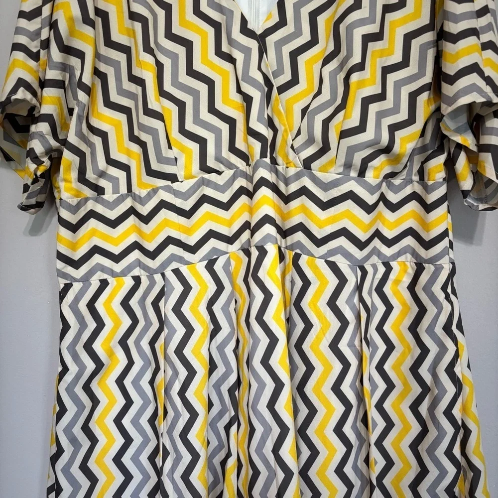 Chevron print‎ crepe banded empire dress